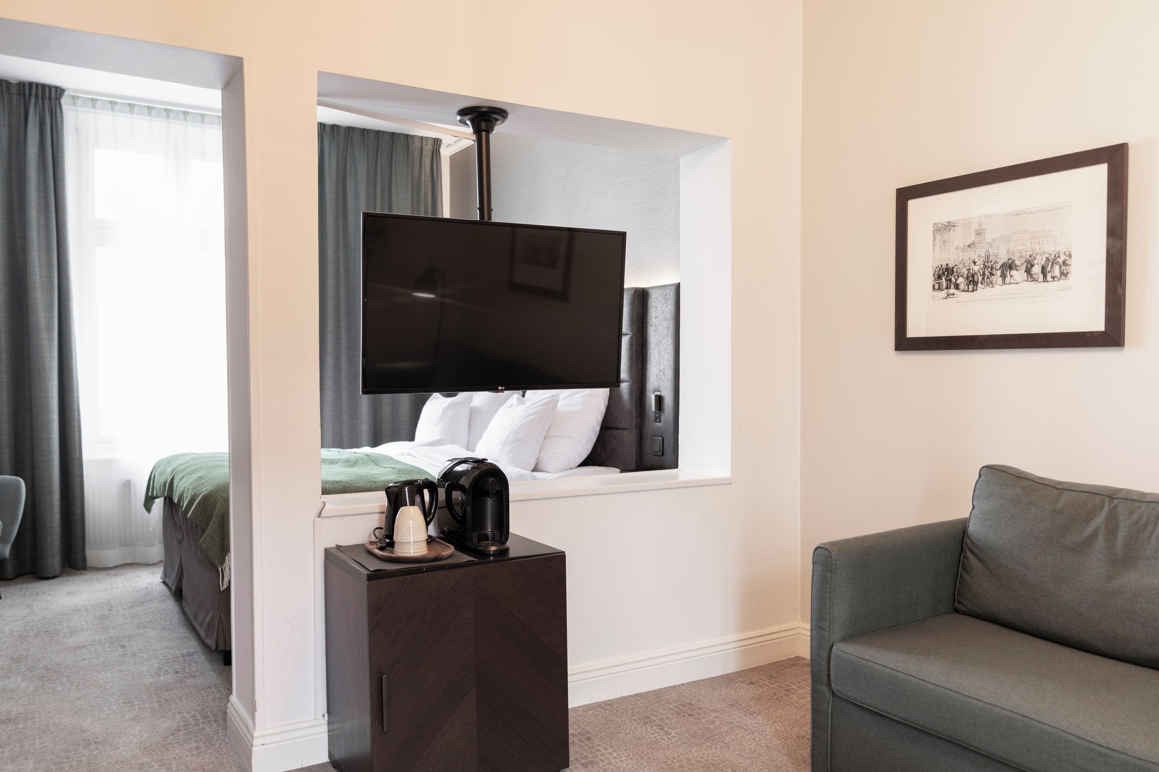 Family Room, Non Smoking | Living area | 42-inch flat-screen TV with cable channels, TV