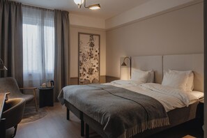 Desk, blackout drapes, iron/ironing board, cribs/infant beds - Home Hotel Victoria (Jonkoping)