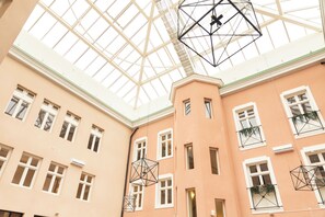 Phục vụ bữa sáng và bữa tối, món ăn phong cách Âu hiện đại 