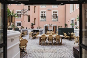 供应早餐和晚餐，时尚欧洲菜