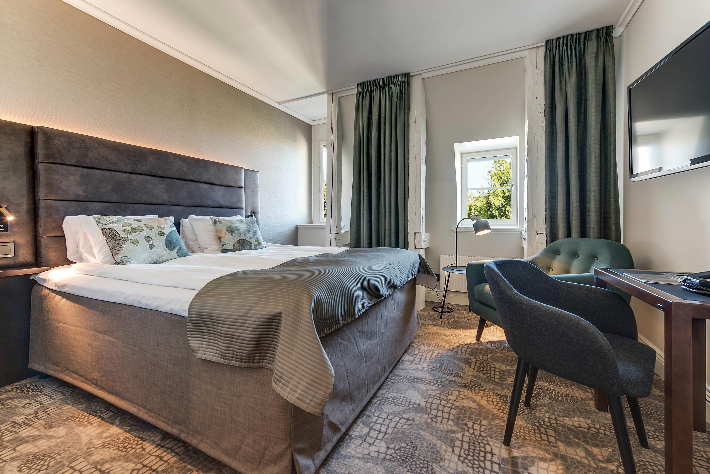 Standard Double Room, Non Smoking | Desk, blackout drapes, iron/ironing board, cribs/infant beds