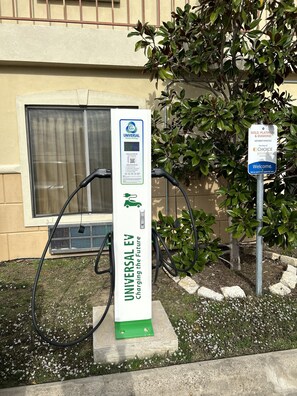 Electric vehicle charging station - Quality Inn & Suites Terrell (Terrell)