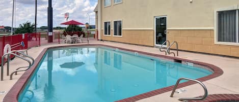 Una piscina al aire libre de temporada