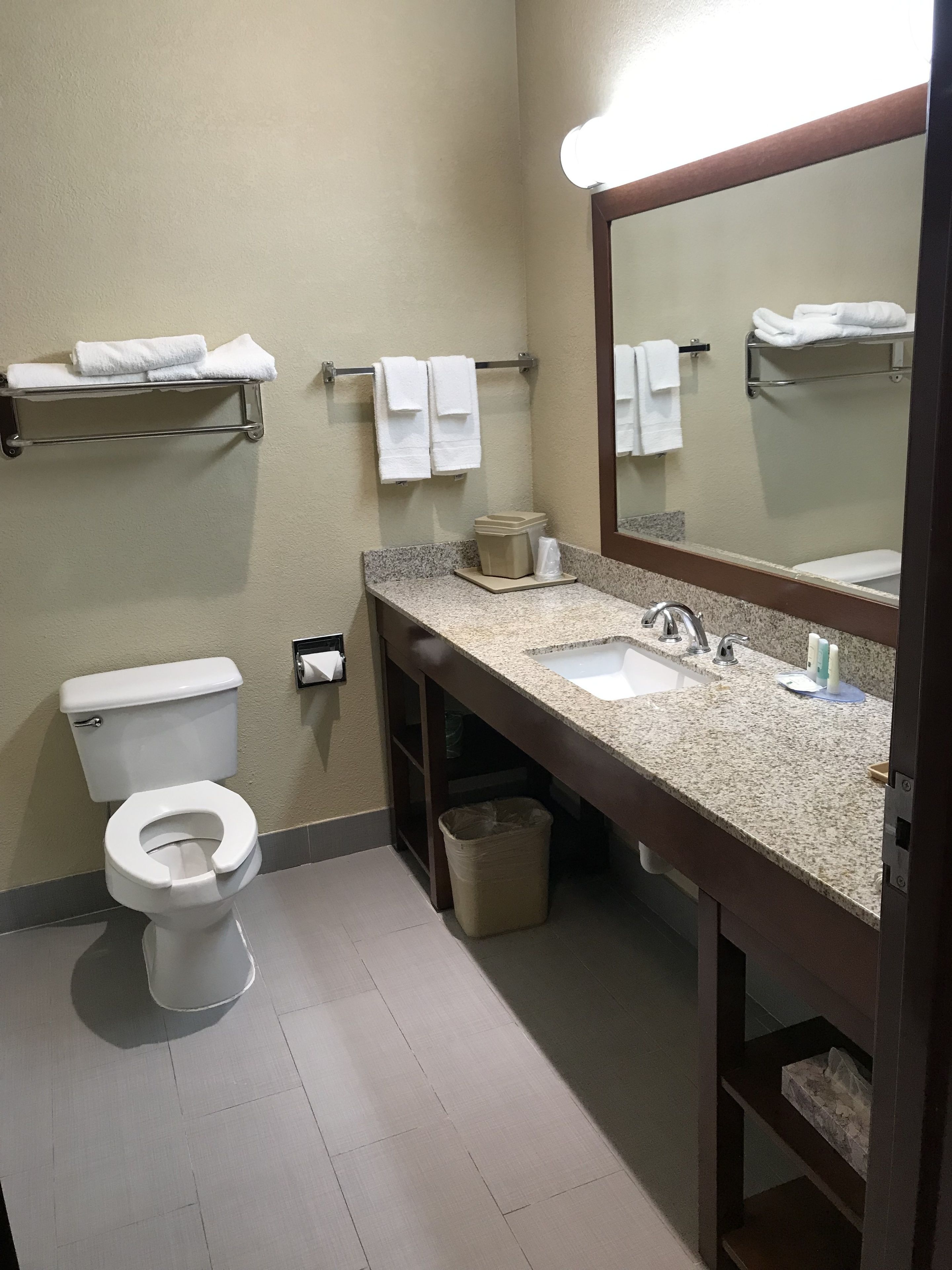 combined shower/bathtub, hair dryer, towels