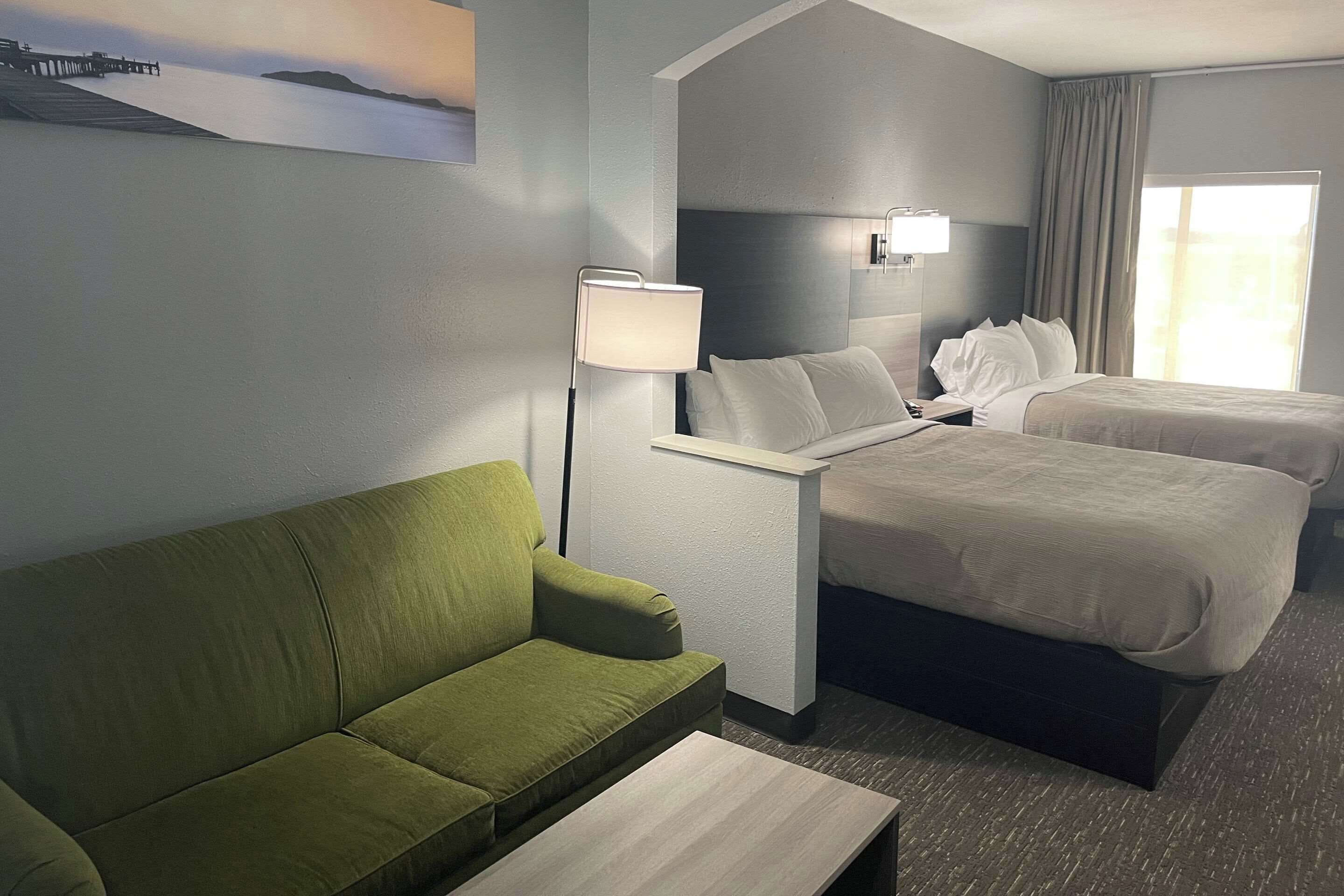 Phòng Suite, 2 giường cỡ queen, không hút thuốc | Bàn, bàn ủi/dụng cụ ủi quần áo, truy cập Internet không dây miễn phí 