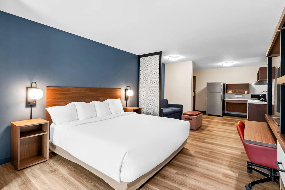 Escritorio, tabla de planchar con plancha, wifi gratis y ropa de cama