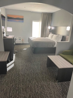 Escritorio, tabla de planchar con plancha, wifi gratis y ropa de cama