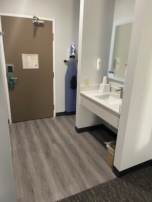 Suite, 1 King Bed, Accessible, Non Smoking | Bathroom | Free toiletries, hair dryer, towels - Quality Suites Abilene Mall Area (Abilene)