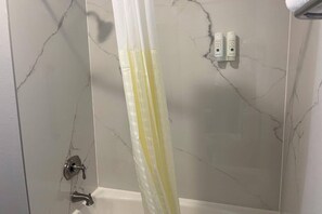 Suite, 1 kingsize bed met slaapbank, niet-roken | Een bureau, een strijkplank/strijkijzer, gratis wifi, beddengoed
