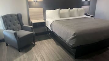 Escritorio, tabla de planchar con plancha, wifi gratis y ropa de cama