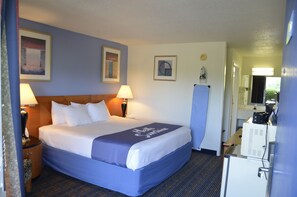 Escritorio, cortinas blackout y tabla de planchar con plancha 