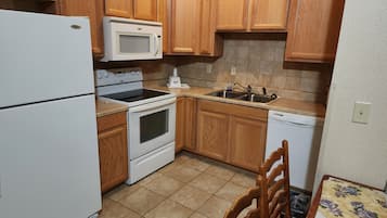 Suite, Jacuzzi, 1 Queen Bed, Kitchen, Non-Smoking | 私人廚房 | 電冰箱、微波爐