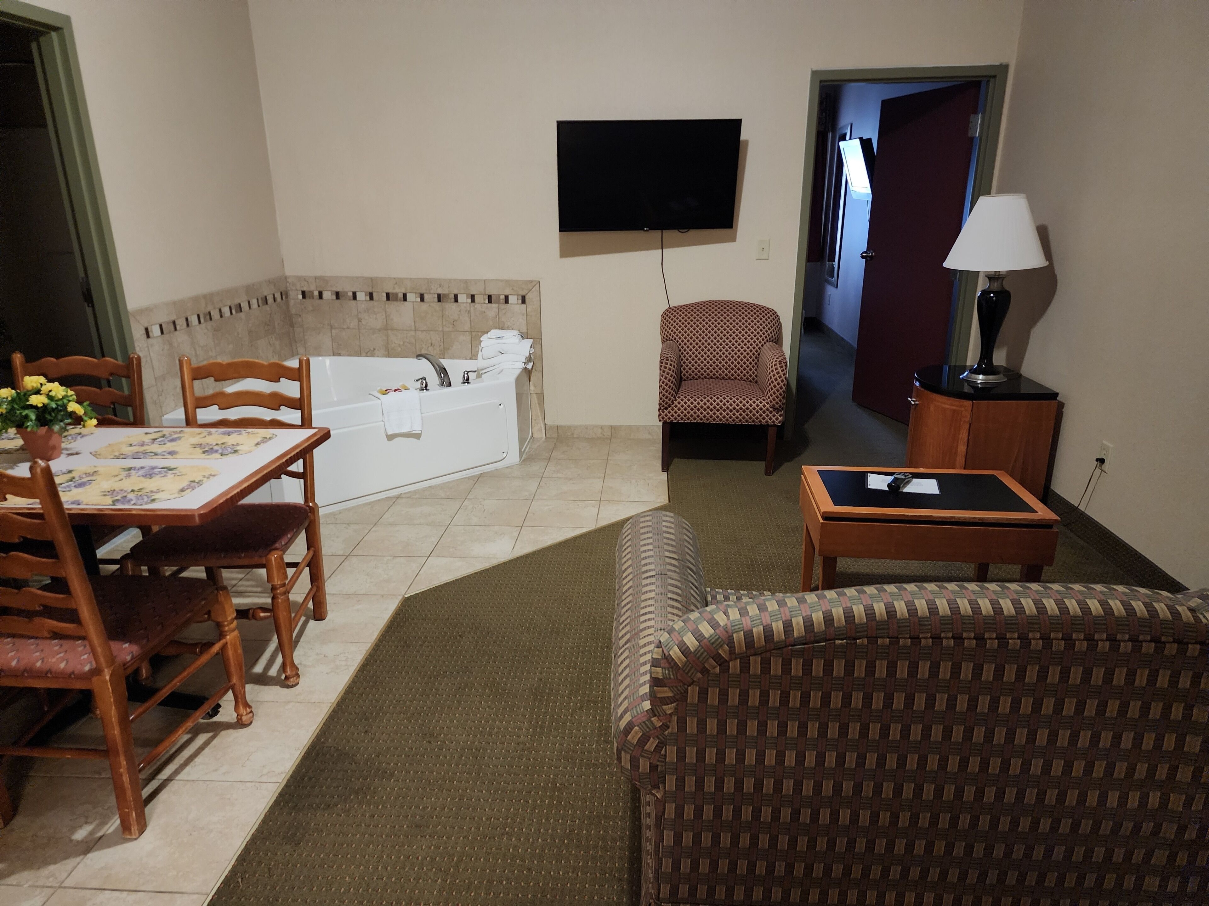 Suite, Jacuzzi, 1 Queen Bed, Kitchen, Non-Smoking | Living area | 32-inch TV with cable channels