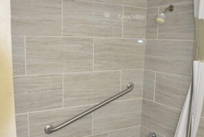 Ilmaiset hygieniatuotteet, hiustenkuivaaja, pyyhkeet