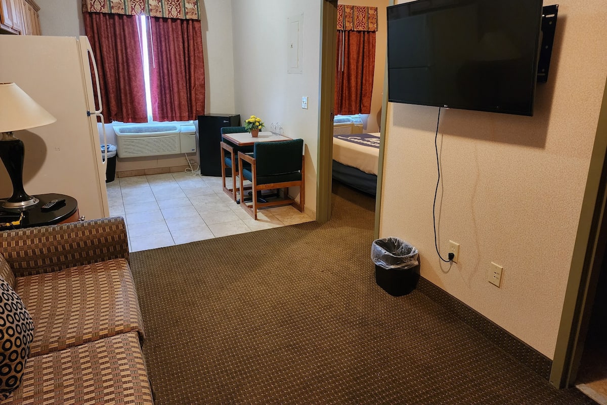 Suite, 1 Queen Bed, Kitchen, Non-Smoking | Living area | 32-inch TV with cable channels