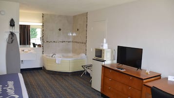 Standaard kamer | Een bureau, verduisterende gordijnen, een strijkplank/strijkijzer