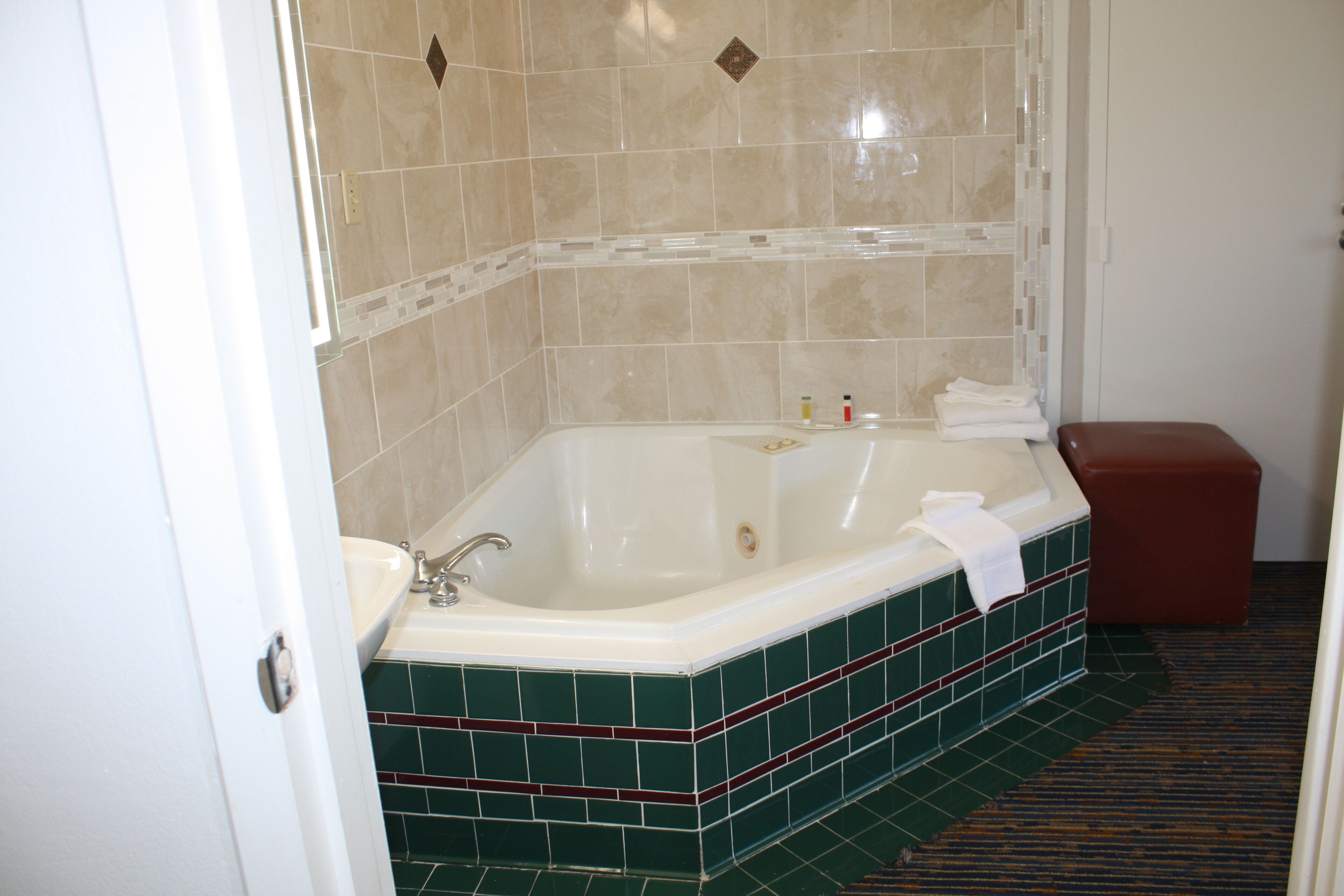 Upgrade, 1 King Bed, Jacuzzi, Non-Smoking | Desk, blackout drapes, iron/ironing board, WiFi (free)