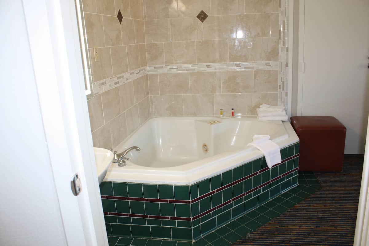 Upgrade, 1 King Bed, Jacuzzi, Non-Smoking | Desk, blackout drapes, iron/ironing board, WiFi (free)