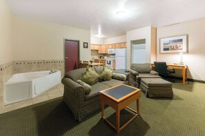 Desk, blackout drapes, iron/ironing board, free WiFi - Days Inn by Wyndham Luray Shenandoah (Luray)