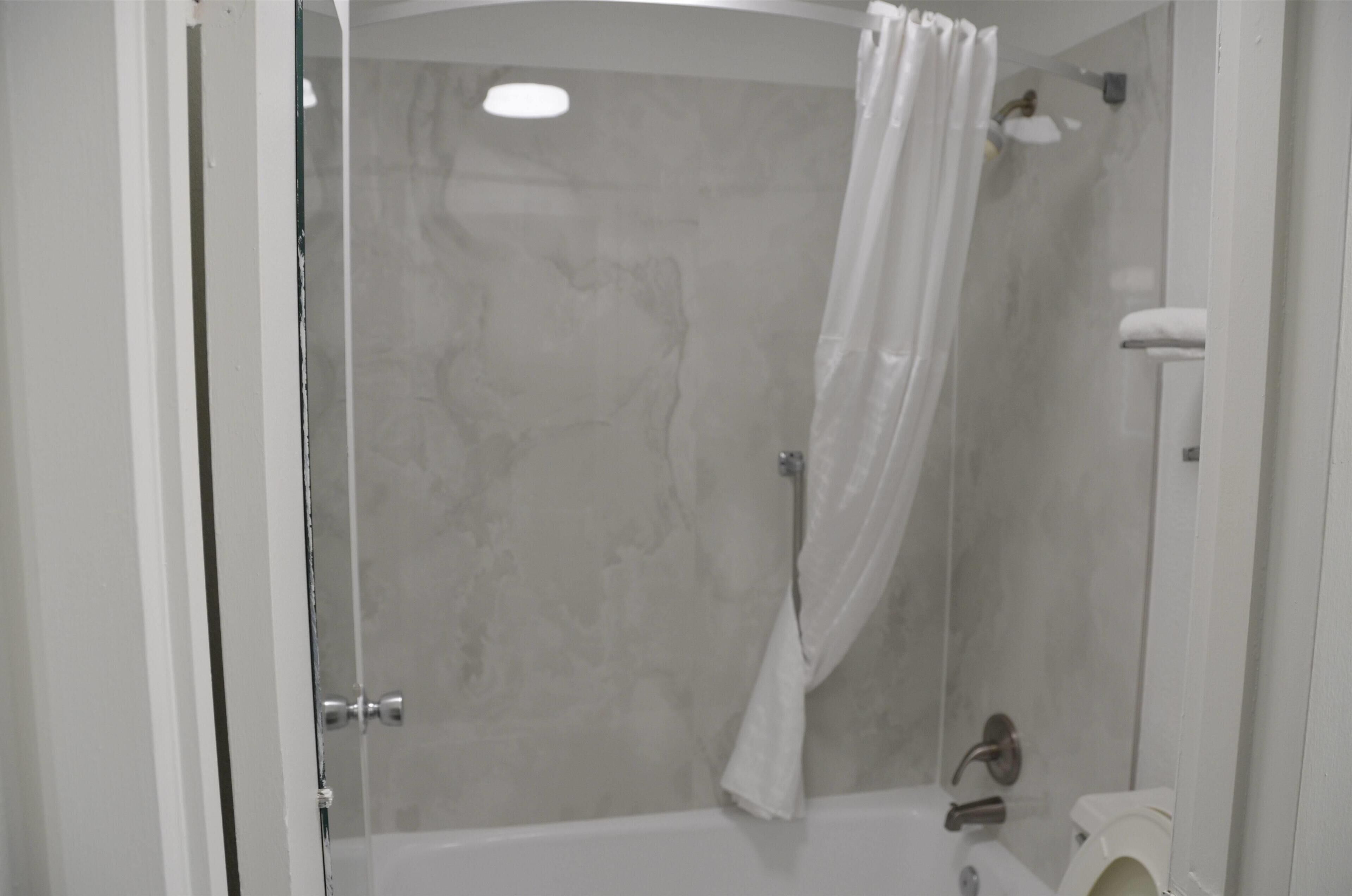 Articles de toilette gratuits, sèche-cheveux, serviettes fournies
