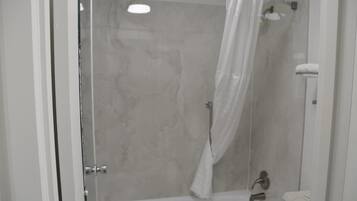 Articles de toilette gratuits, sèche-cheveux, serviettes fournies