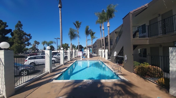 Una piscina al aire libre