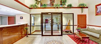 Days Inn & Suites by Wyndham Louisville SW