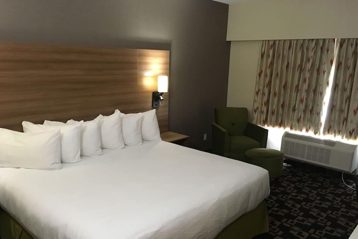 Camas com colchões pillow-top, individualmente decorados, escrivaninha