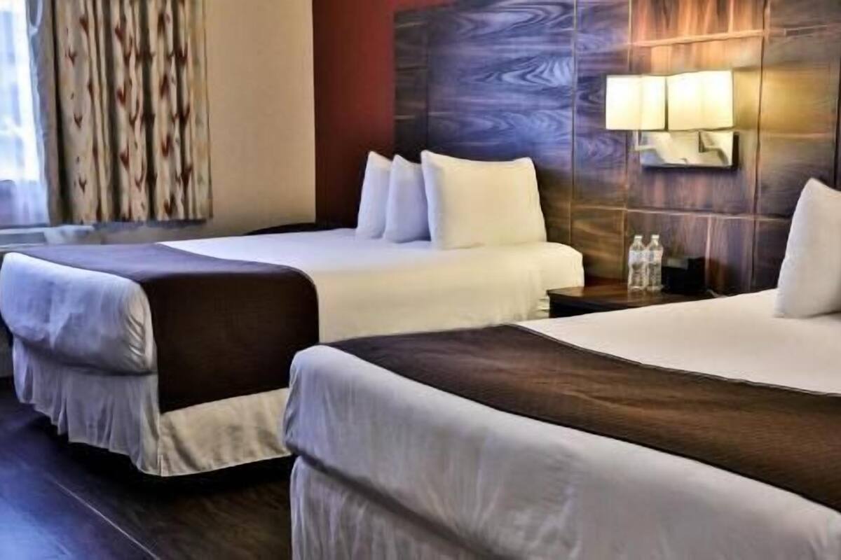 Camas com colchões pillow-top, individualmente decorados, escrivaninha