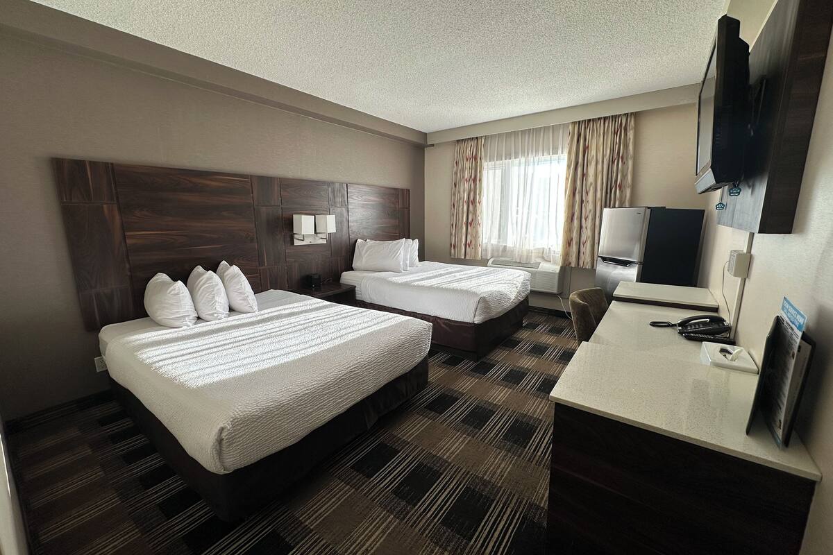 Room, 2 Katil Ratu (Queen), Non Smoking | Tilam berlapik, meja, langsir/tirai gelap terus 