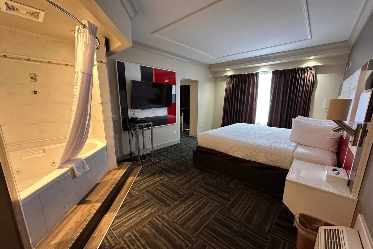 Suite, 1 Katil Raja (King), Non Smoking | Tilam berlapik, meja, langsir/tirai gelap terus 