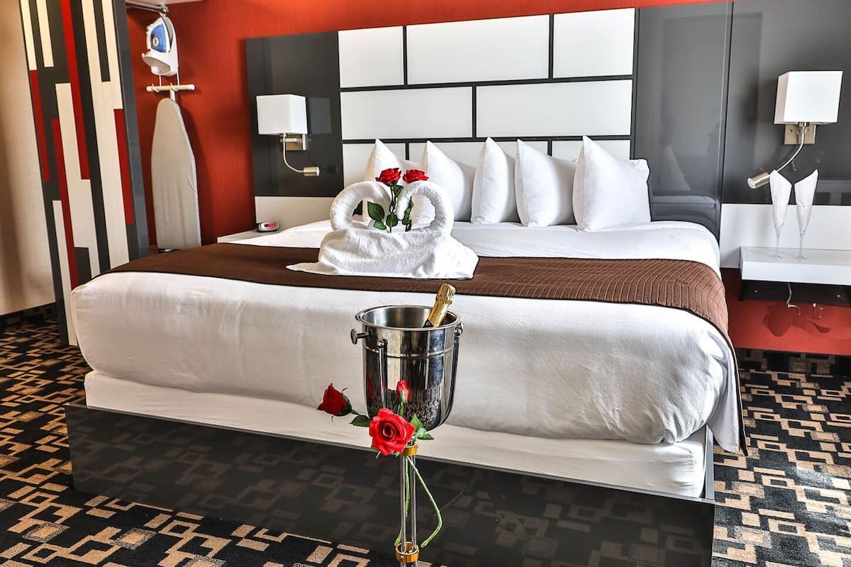 Camas com colchões pillow-top, individualmente decorados, escrivaninha