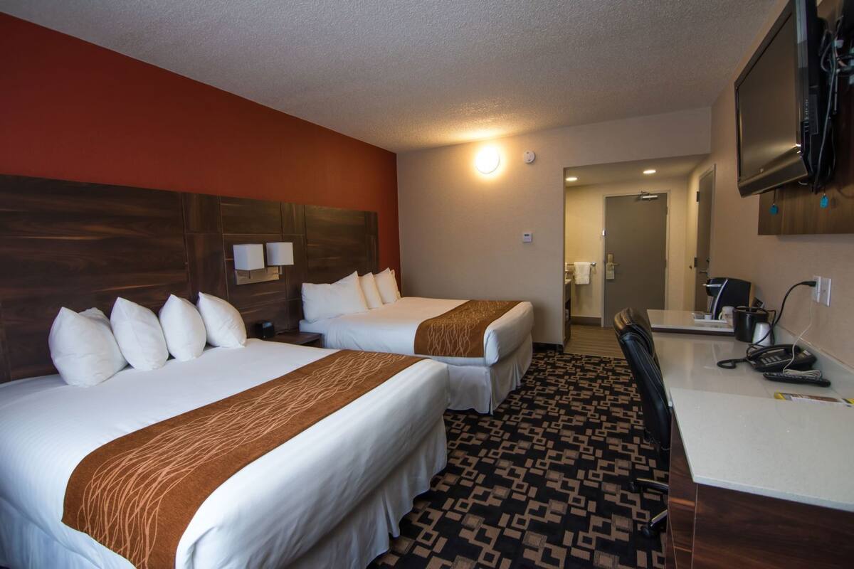 Camas com colchões pillow-top, individualmente decorados, escrivaninha