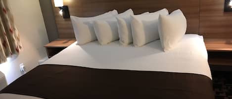 Quarto | Camas com colchões pillow-top, individualmente decorados, escrivaninha