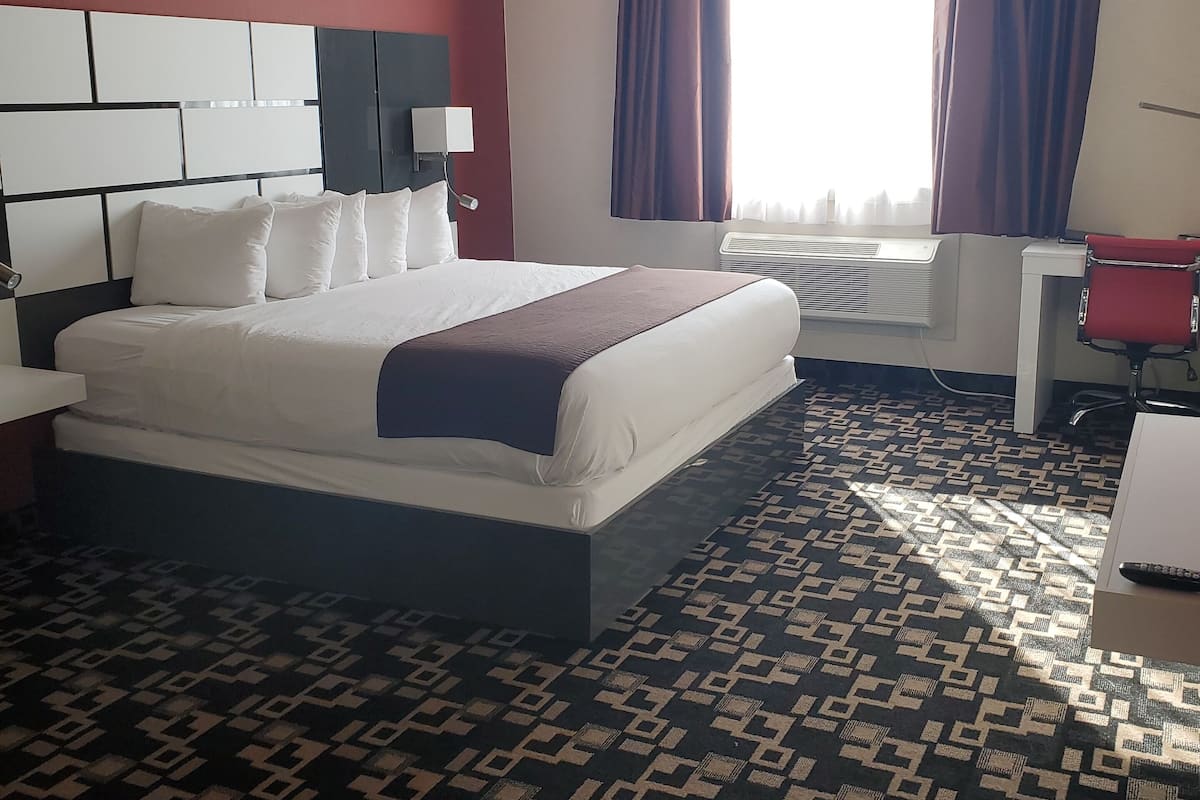 Suite, 1 King Bed, Non Smoking | Living area | 40-inch flat-screen TV with cable channels, TV