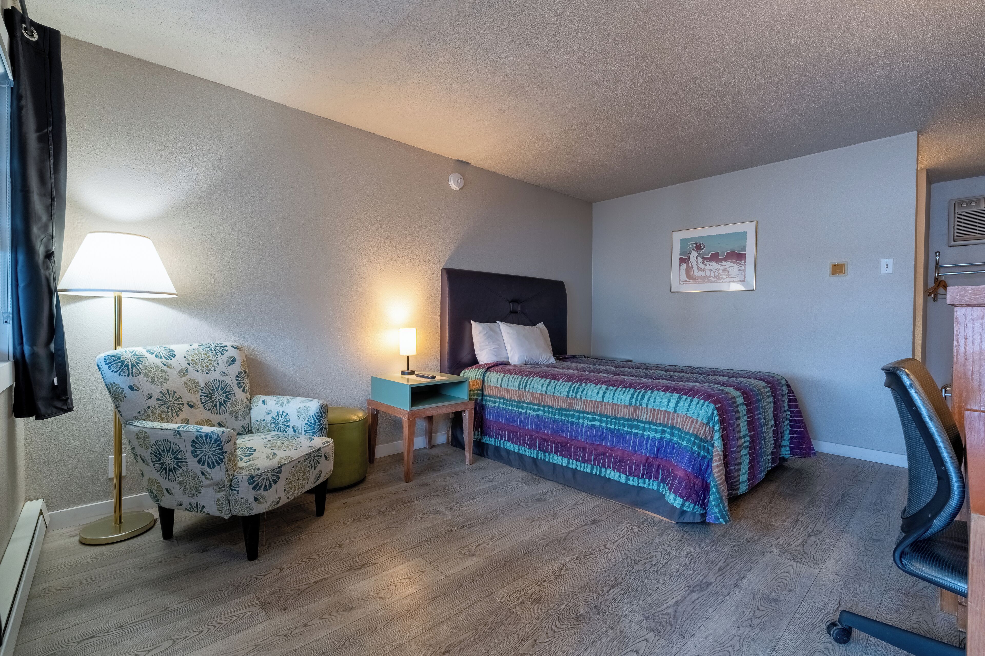 Senger med overmadrass, blendingsgardiner og strykejern/-brett