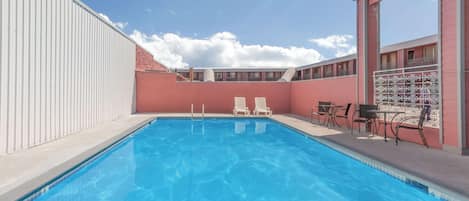 Una piscina al aire libre de temporada