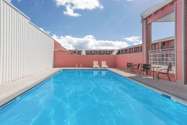 Una piscina al aire libre de temporada