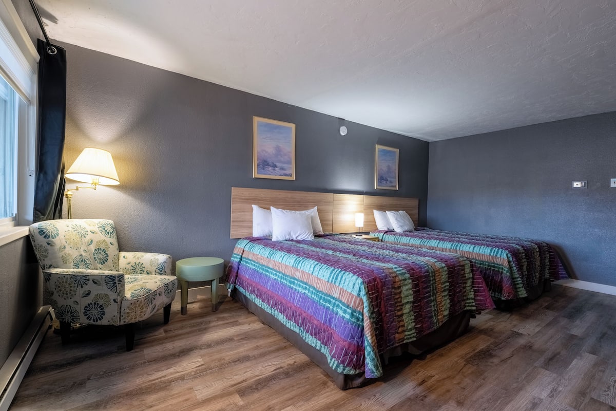 Senger med overmadrass, blendingsgardiner og strykejern/-brett