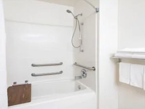 Zimmer, 1 Queen-Bett, barrierefrei, Nichtraucher (Mobility Accessible) | Badezimmer | Duschwanne, Haartrockner, Handtücher