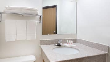 Bañera con ducha, secador de pelo, toallas