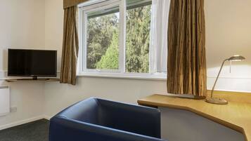 Executive Room, 1 Double Bed | Living room | TV