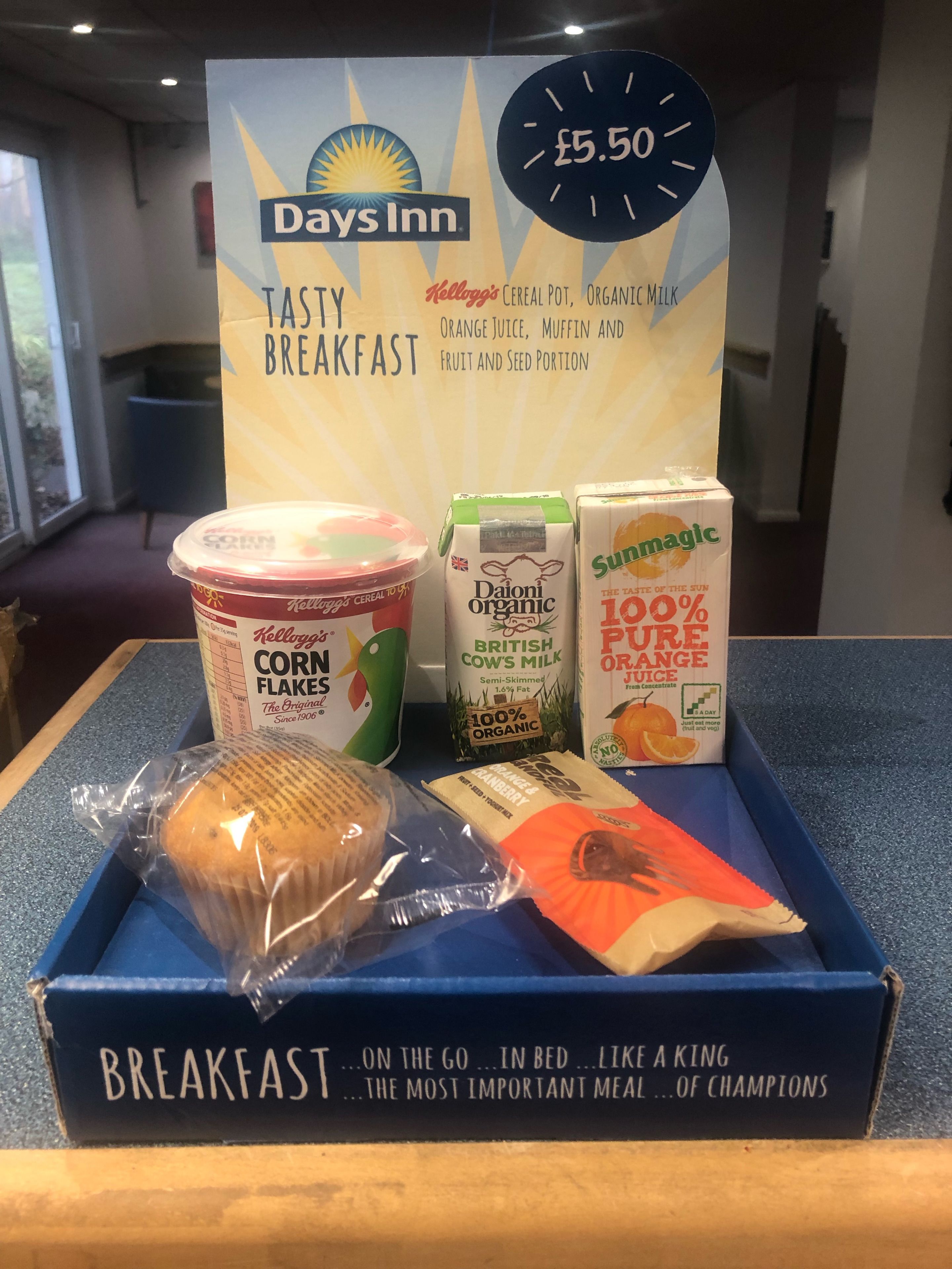 Una caja de desayuno con un precio de £5.50, que contiene cereal Kellogg’s, leche orgánica y un muffin.