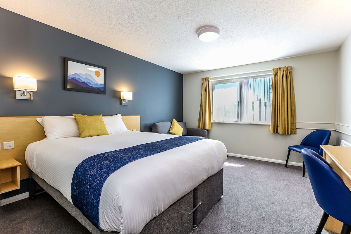 Desk, iron/ironing board, free WiFi, bed sheets