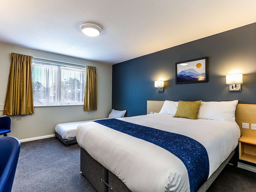 Family Room, Multiple Beds, Non Smoking | Desk, iron/ironing board, free WiFi, bed sheets