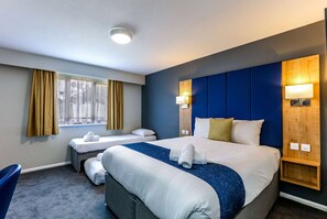 Family Room, Multiple Beds, Non Smoking | Desk, free cribs/infant beds, free WiFi, bed sheets - Days Inn by Wyndham Warwick North M40 (Warwick)