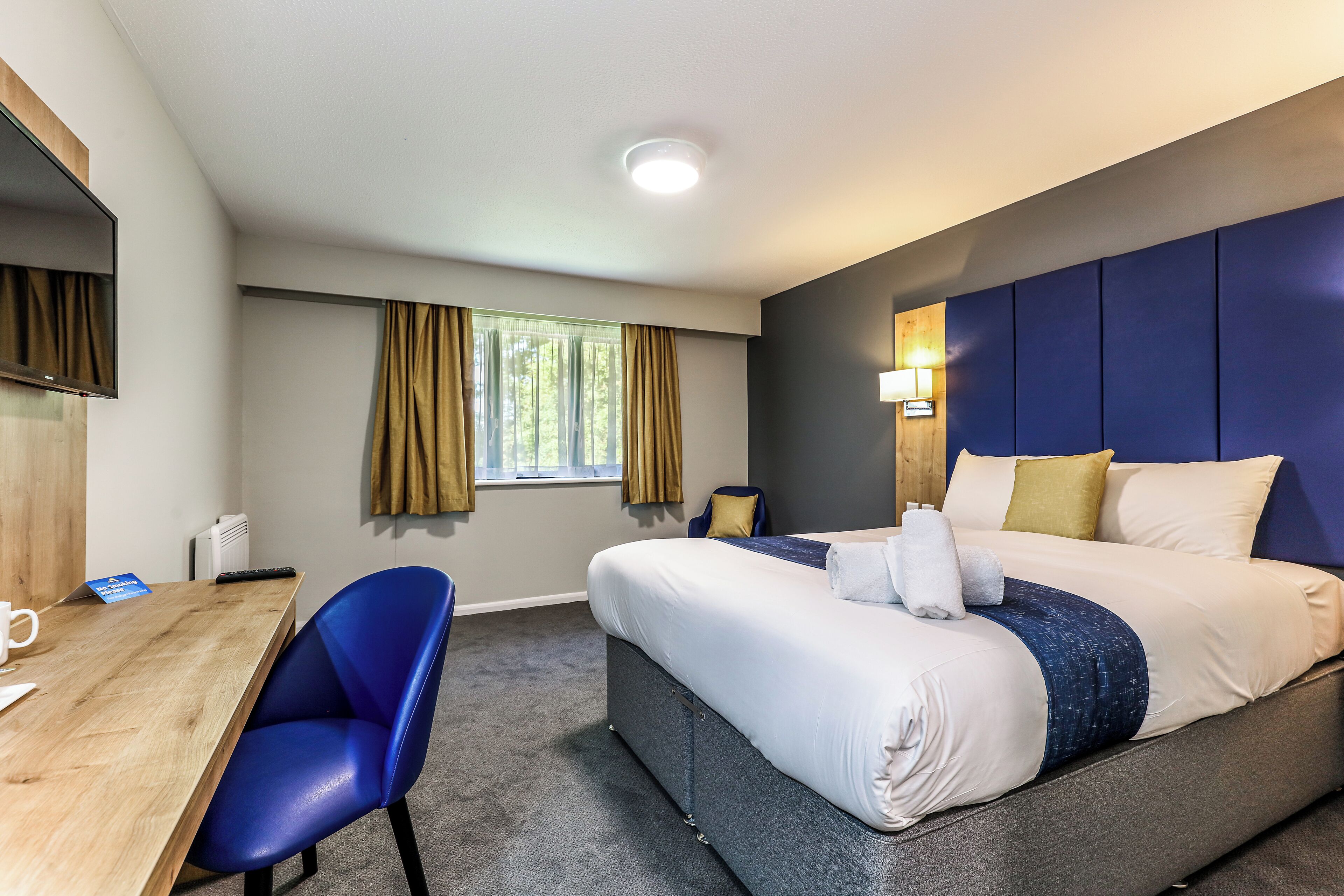 Room, 1 Double Bed, Non Smoking | Desk, free cots/infant beds, free WiFi, bed sheets