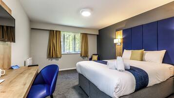 Desk, free cots/infant beds, free WiFi, bed sheets