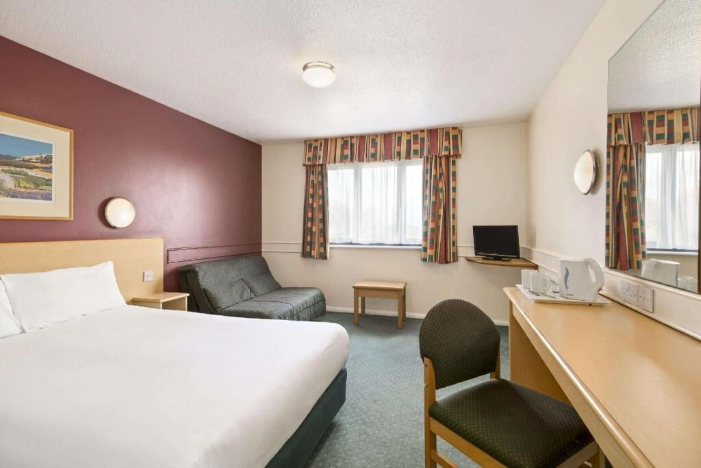 1 bedroom, desk, iron/ironing board, free cribs/infant beds