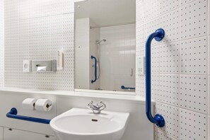 1 Schlafzimmer, Schreibtisch, Bügeleisen/Bügelbrett